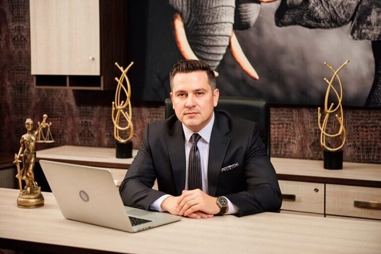 NO CONFÍES NI EN TU SOMBRA